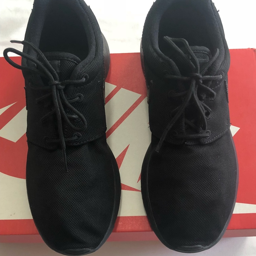 Brand new black nike Roshe  size 5.5 Y Women’s 7